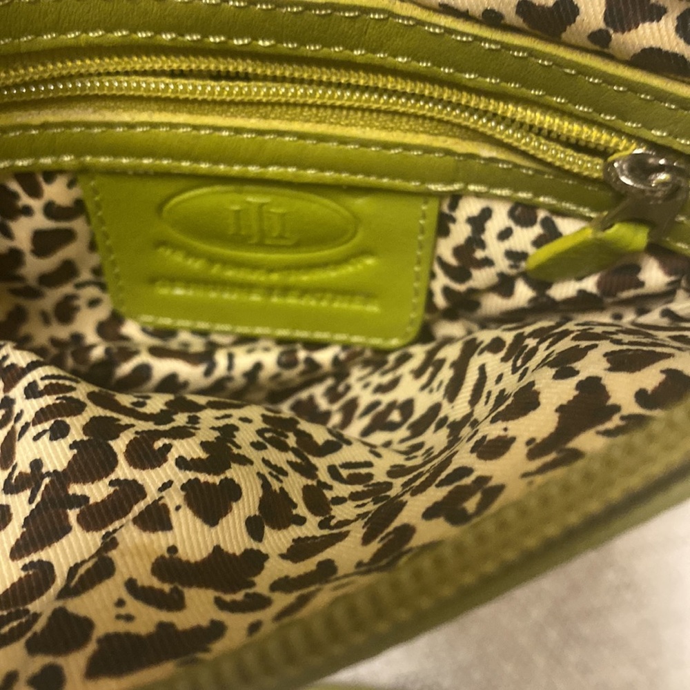 NewYork Toronto genuine leather crossbody. - Picture 3 of 7